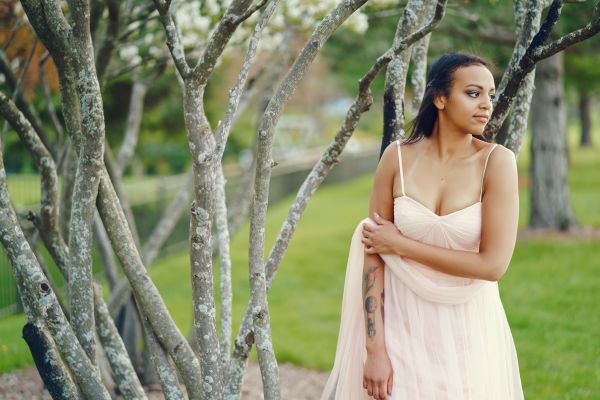 Sélection de robes de soirée femme sans manches : style chic et contemporain